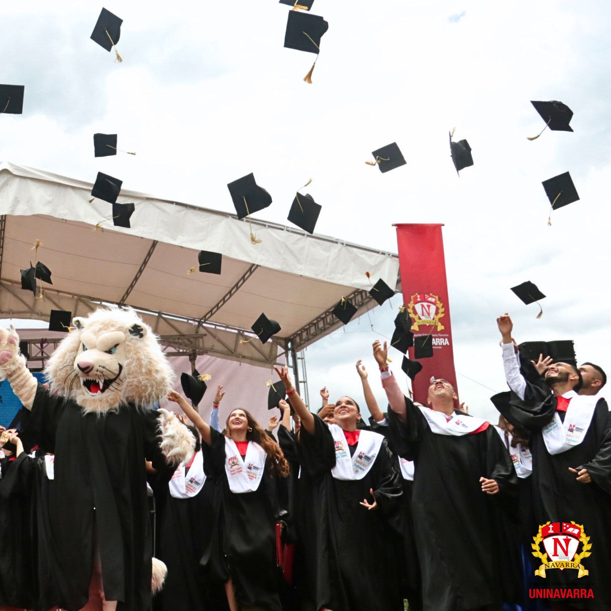 Estudiantes celebrando su grado